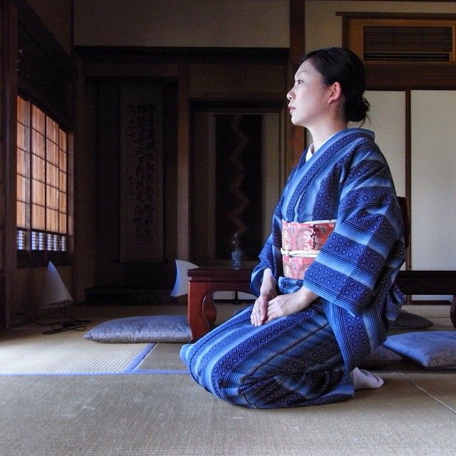 поза сэйдза. сейдза. японская поза для сидения. японская поза. сейдза кижин.