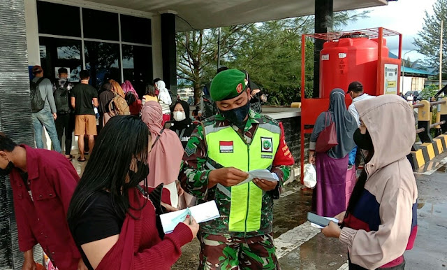 Babinsa M Surya Ikut Melakukan Pengamanan KMP Bahtera Nusantara di Pelabuhan Penagi Babinsa M Surya Ikut Melakukan Pengamanan KMP Bahtera Nusantara di Pelabuhan Penagi