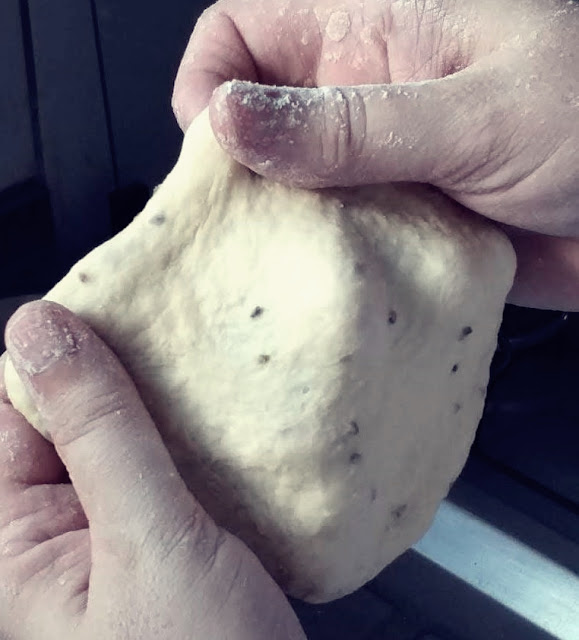 Esta receita de pão de leite com erva doce é daquelas com gostinho de infância, de receita caseira, que lembram aquele pão caseiro feito pela vovó. Trata-se de um pão extremamente macio, com um perfume delicioso, que se espalha pela casa e chama a família toda para a mesa do café da tarde. Experimente e ela se tornará, certamente, uma de suas receitas de pães preferida.