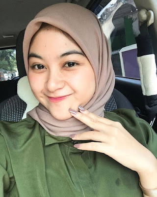 cewek imut dan seksi selfie di dalam mboil