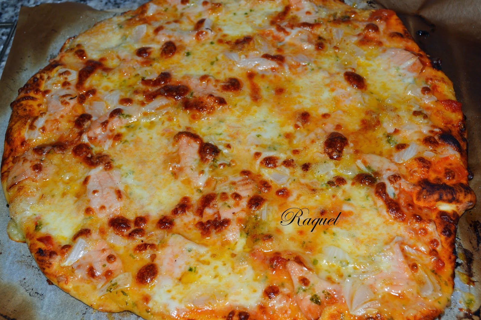 Mi Diversión en la cocina Pizza de Salmon y Cebolla con salsa de ajo y