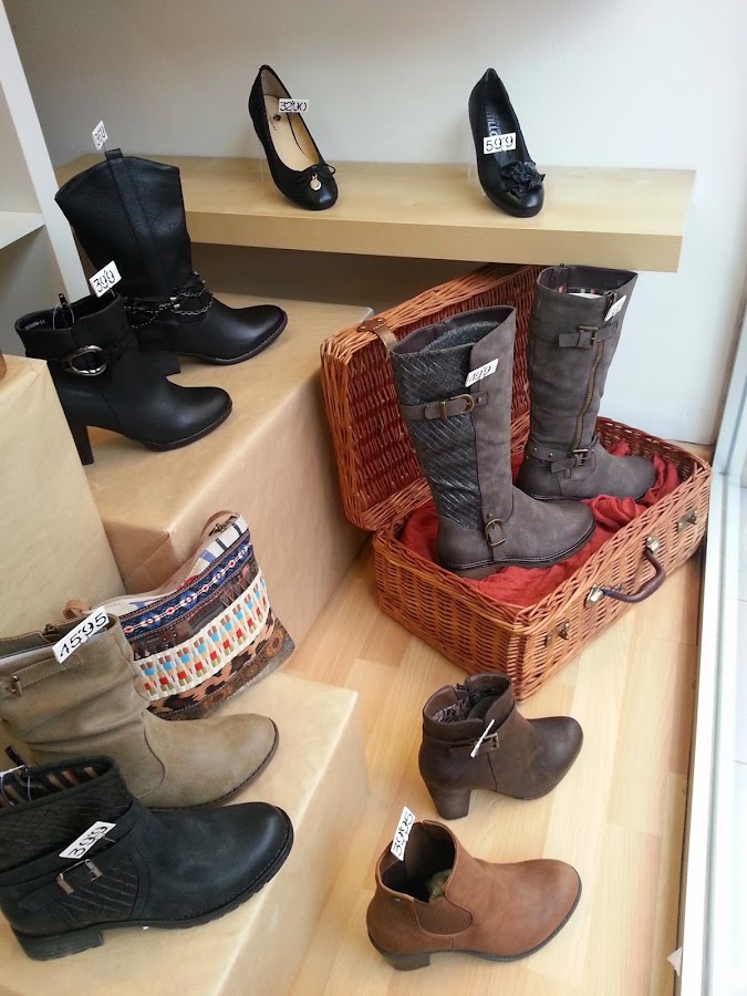 Detalle del escaparate de zapatos y complementos, pas a pas, maletas diy, escaparatismo