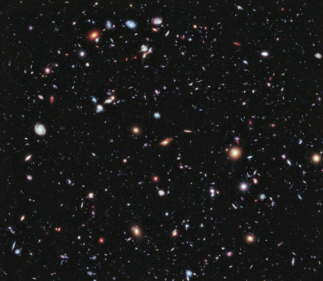 Экстремально глубокое поле телескопа им.Хаббла (XDF) – самого глубокого изображения Вселенной из всех полученных в видимом свете.