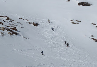 Skitragen am Felsriegel; nur ein paar ganz Überzeugte kämpften sich hier auf Ski hinauf.