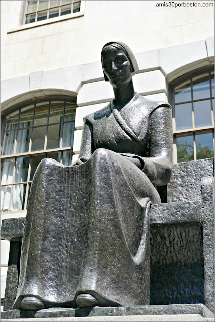 Escultura de Mary Dyer en el Massachusetts State House