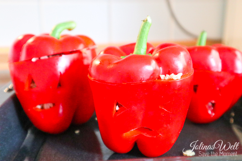 Jolinas Welt: gruselige gefüllte Paprika zu Halloween Jolinas Welt: gruselige gefüllte Paprika zu Halloween