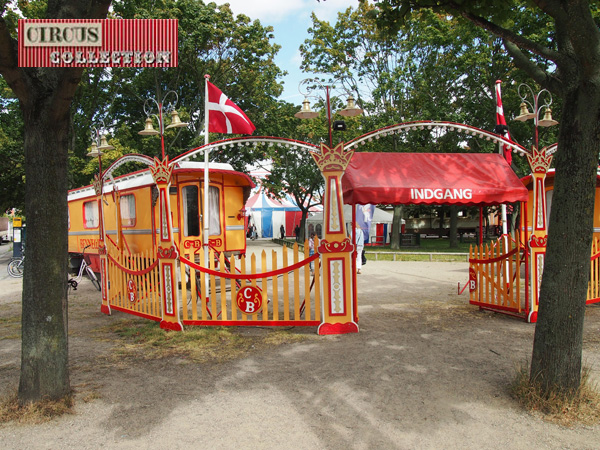 l'entrée du Cirkus Benneweis 