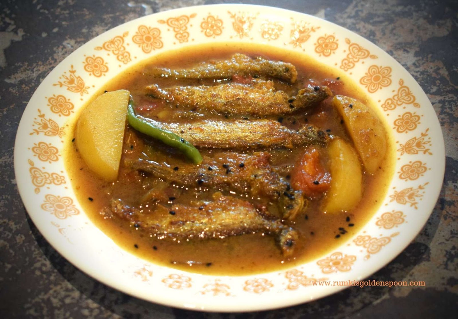 recipe with Kajoli/Bashpata mach, fish curry with onion and potato, Kajoli/Bashpata macher rasha, choti machli banane ka tarika, choti machli ki curry, Bengali fish curry/gravy, choto macher jhol, small fish curry, kajari macher jhol, kajri macher jhol, kajli macher jhol, Indian recipe, Bengali fish recipe, Rumki's Golden Spoon