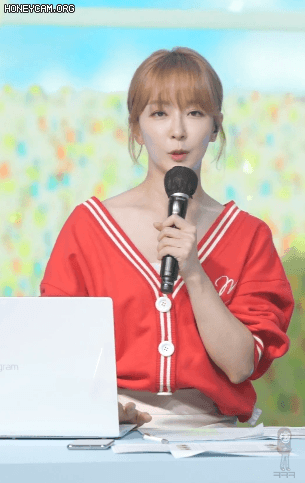 총 핑게로 윙크하는 뽀디 박선영   묶은머리  쇄골 미인