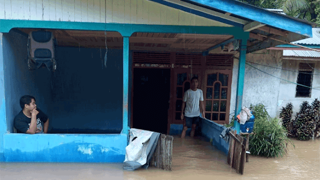 Warga beraktivitas di rumahnya yang terdampak banjir di Kabupaten Kapuas Hulu, Kalimantan Barat, Sabtu, 17 Juli 2021. (BPBD Kabupaten Kapuas Hulu)