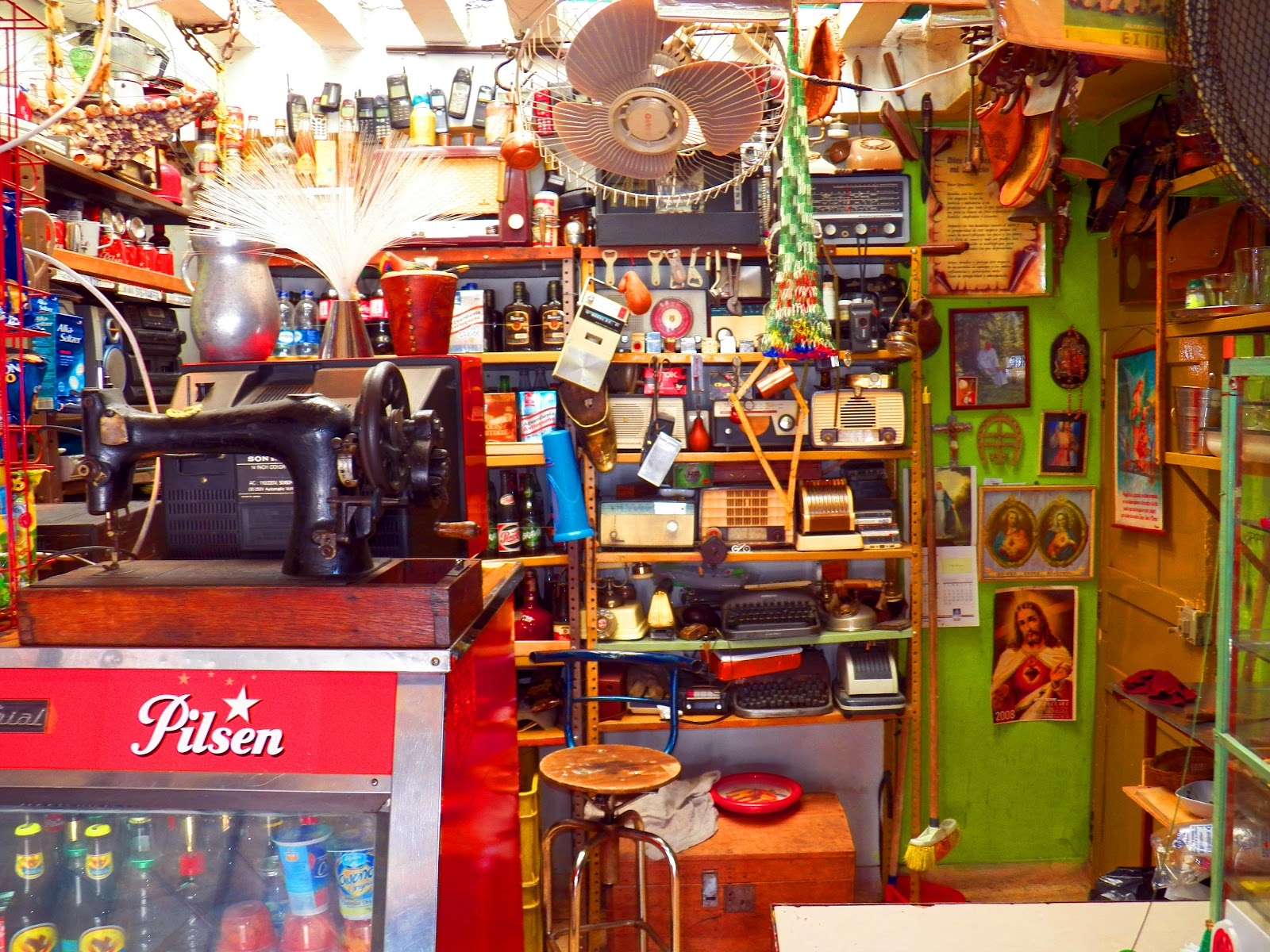 Untarse un poco En Medellín, las tiendas de barrio sostienen familias