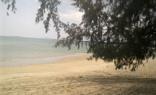 nice-beach-with-Rhu-Tree