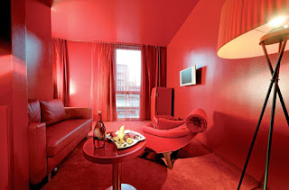 sala paredes rojas