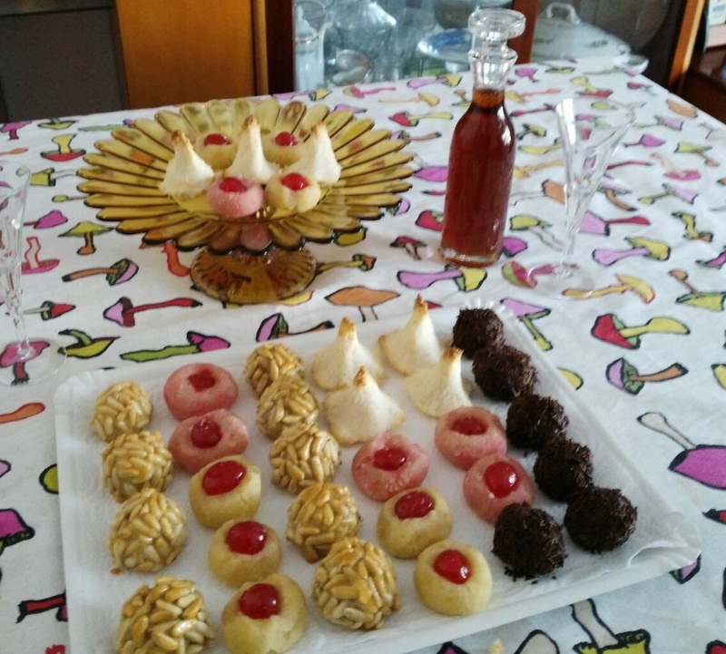 Panellets tradicionales y vino moscatel.