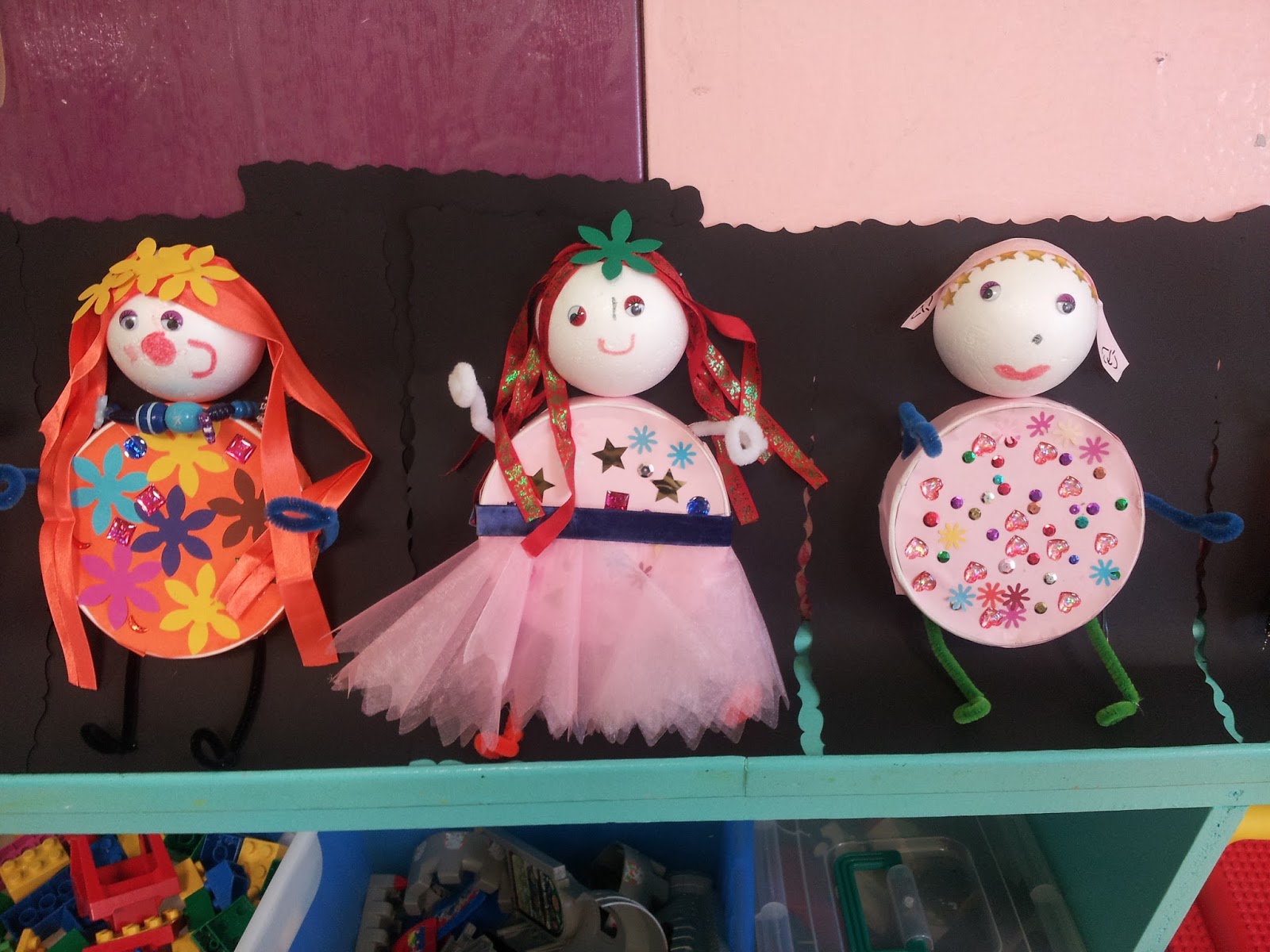 les bidouilles de Nanouchette: des exemples de porte-manteaux en maternelle