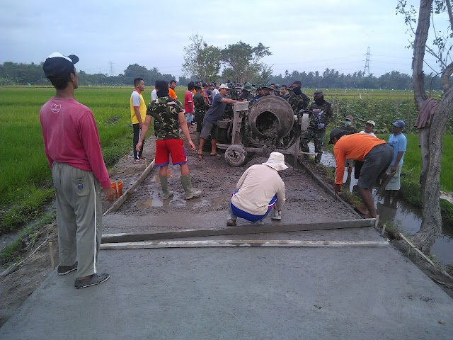 Cuaca Yang Panas Tak Pengaruhi Semangat Kerja Prajurit di TMMD Jimbung