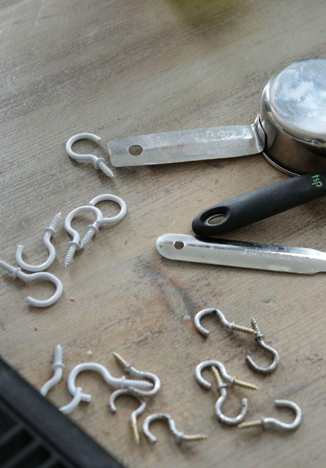 DIY Project for Organizing Measuring Cups