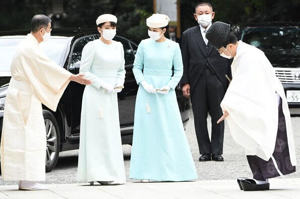Princess Mako and Princess Kako visited Meiji Jingu shrine. Emperor Meiji and Empress Dowager Shoken. The Princess wore a light blue long dress