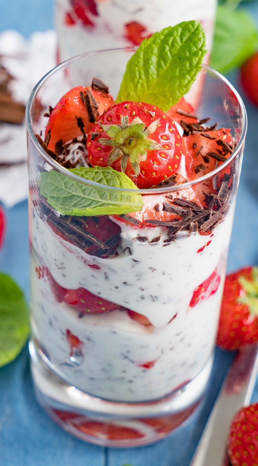 stuttgartcooking: Joghurt-Frischkäse-Stracciatella mit Erdbeeren und Minze