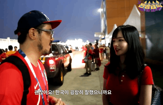 한국팀 응원하는 베트남 아가씨