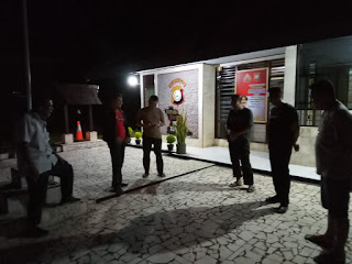 Sebelum melaksanakan Patroli Malam,Kapolsek Labakkang berikan APP