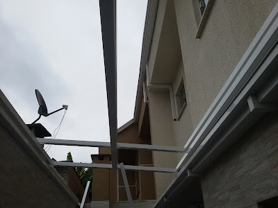 Cobertura de Policarbonato retrátil com telhas de Policarbonato click cor cristal - abre e fecha - Cobertura de Policarbonato retrátil com telhas de Policarbonato click cor cristal - abre e fecha -