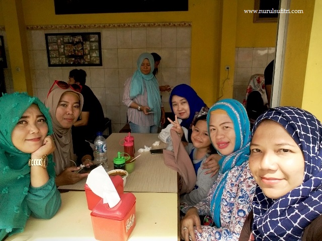 nikmatnya makan bakso president di tepi rel kereta api nurul sufitri blogger traveling culinary