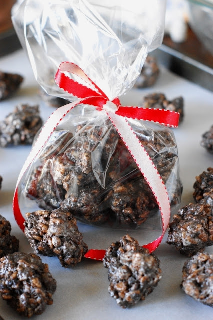 No-Bake Lumps of Coal {aka: Oreo Cocoa Krispie Treats Coal} ~ Whip up a batch for those on your naughty list! www.thekitchenismyplayground.com