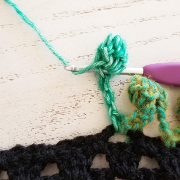 How to add a pom-pom edging in crochet {Tutorial} by Susan Carlson of Felted Button How to add a pom-pom edging in crochet {Tutorial} by Susan Carlson of Felted Button