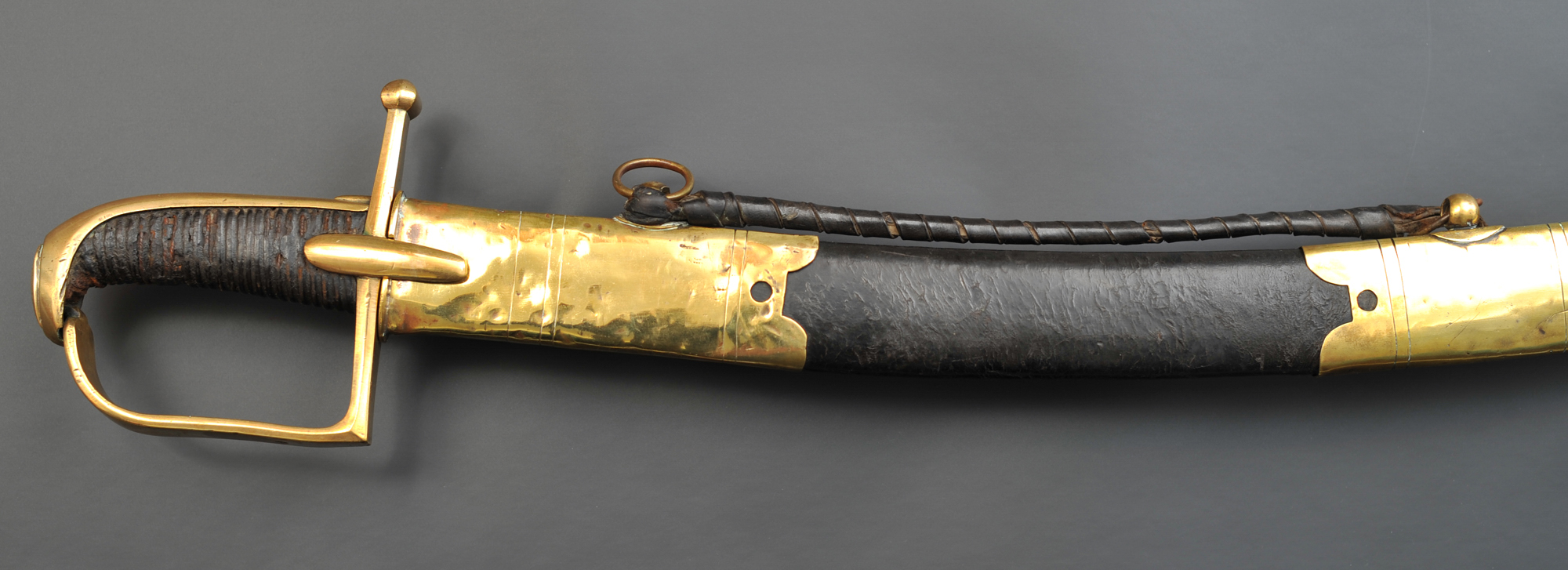 Un sabre d'officier de hussard, monture laiton, calotte …