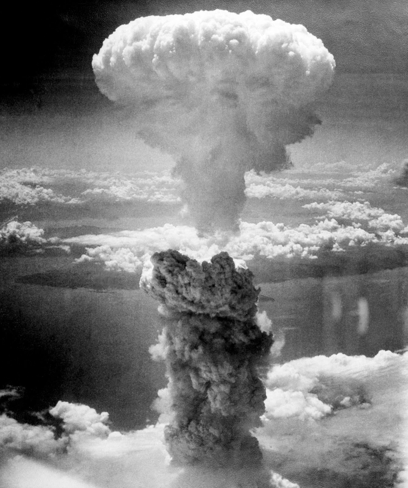 原爆が投下された直後の長崎の上空の巨大な茸雲