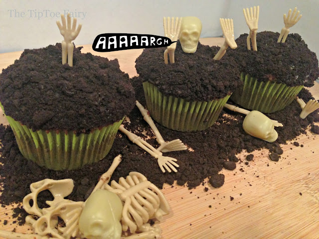 Boneyard Cupcakes - perfect for Halloween parties! | The TipToe Fairy