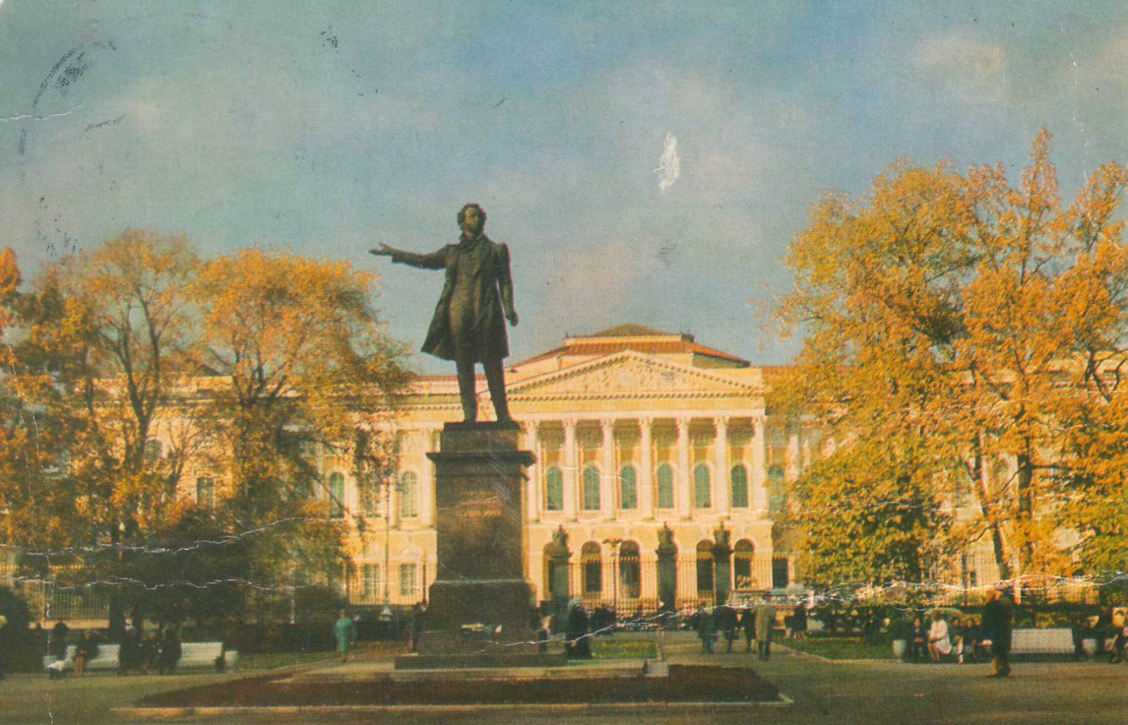 памятник пушкину на площади искусств