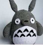 http://translate.googleusercontent.com/translate_c?depth=1&hl=es&rurl=translate.google.es&sl=en&tl=es&u=http://www.ravelry.com/patterns/library/crochet-totoro-pattern&usg=ALkJrhh8NatAm6I2kP9d99iyYh9vBxMCmA