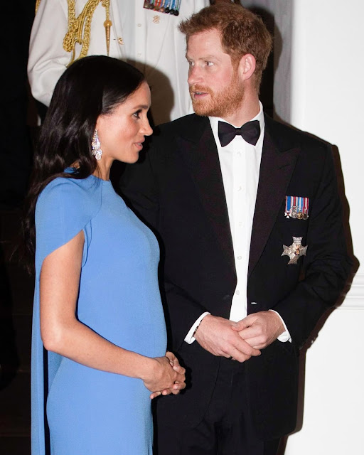 Meghan Markle luce su embarazo en visita a Fiji con el príncipe Harry