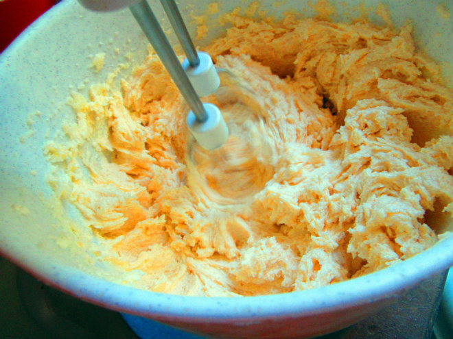 Mirisni kolač sa šljivama 3 korak pripreme Spiced plum pound cake by Laka kuharica: flour, salt and baking powder and mix into the butter mixture.