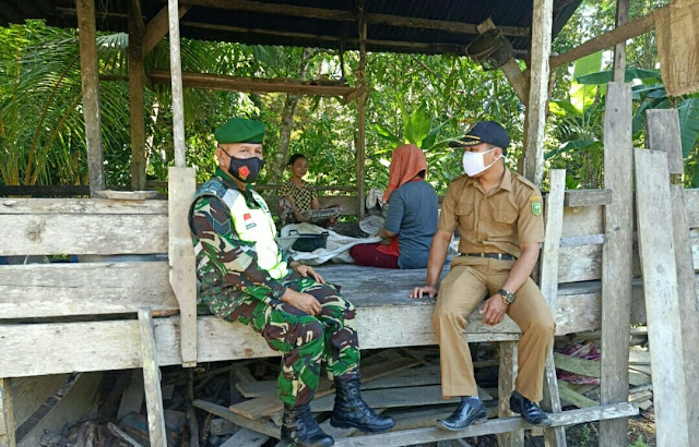 Babinsa Rapius Didampingi Kepala Dusun Lakukan Komsos dengan Pembuat Sagu Butir Babinsa Rapius Didampingi Kepala Dusun Lakukan Komsos dengan Pembuat Sagu Butir