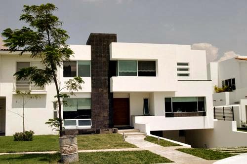 Fachada minimalista de casa con sótano