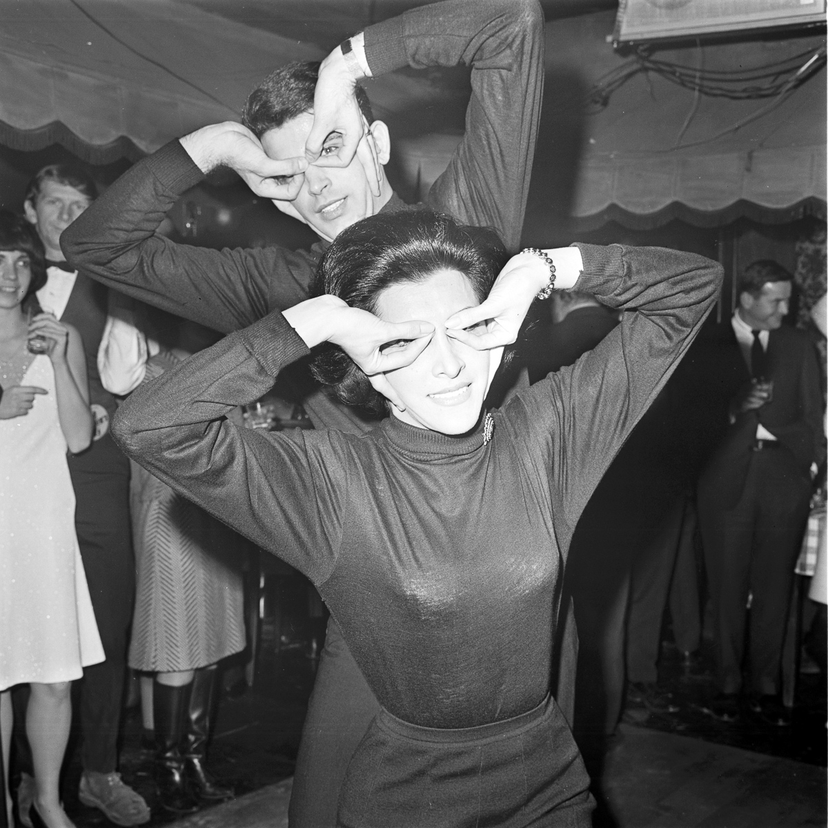 Вечеринки 60 х. Безумная вечеринка. Вечеринка в стиле 60-70-х. Ретро танцы. Американская молодежь 80-х.