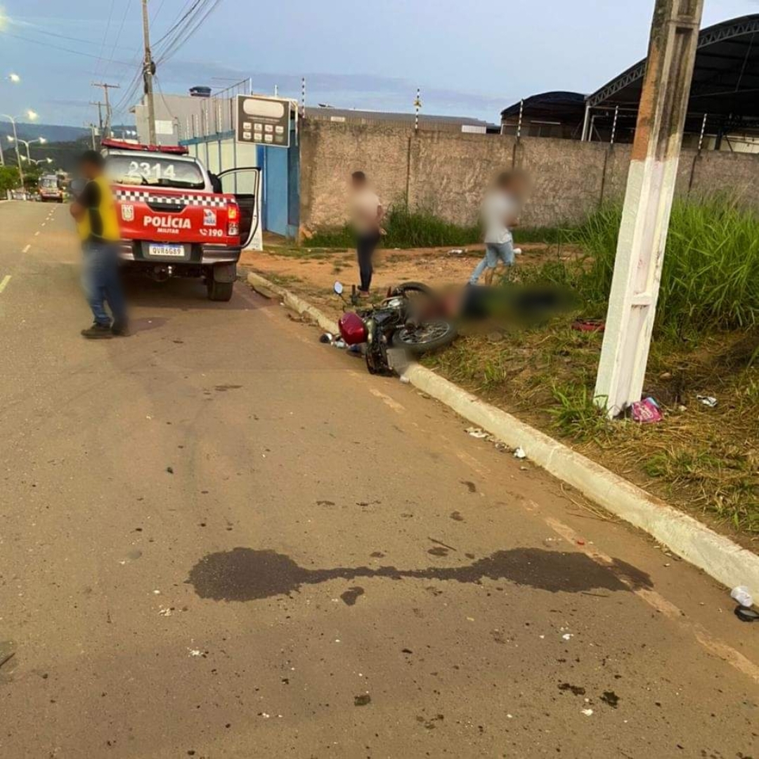 Em Parauapebas venezuelano perde controle de moto, bate em poste e morre.