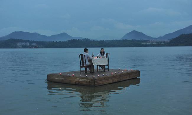 Κίνα: Το πιο ρομαντικό δείπνο γίνεται εν πλω (photos)  Read more: http://www.newsbomb.gr/bombplus/t