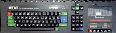 Fotografía del microodenador personal Amstrad CPC 464. El dispositivo venía acompañado de un casete integrado para la carga de programas. El CPC 464 dispone de un teclado mecánico con teclas gris oscuro, alfanumérico y cursor. Las teclas de Mayúsculas, fija mayúsculas, tabulador, control y las teclas de borrar son de color verde claro. Las dos teclas de "Intro" son de color azul claro.