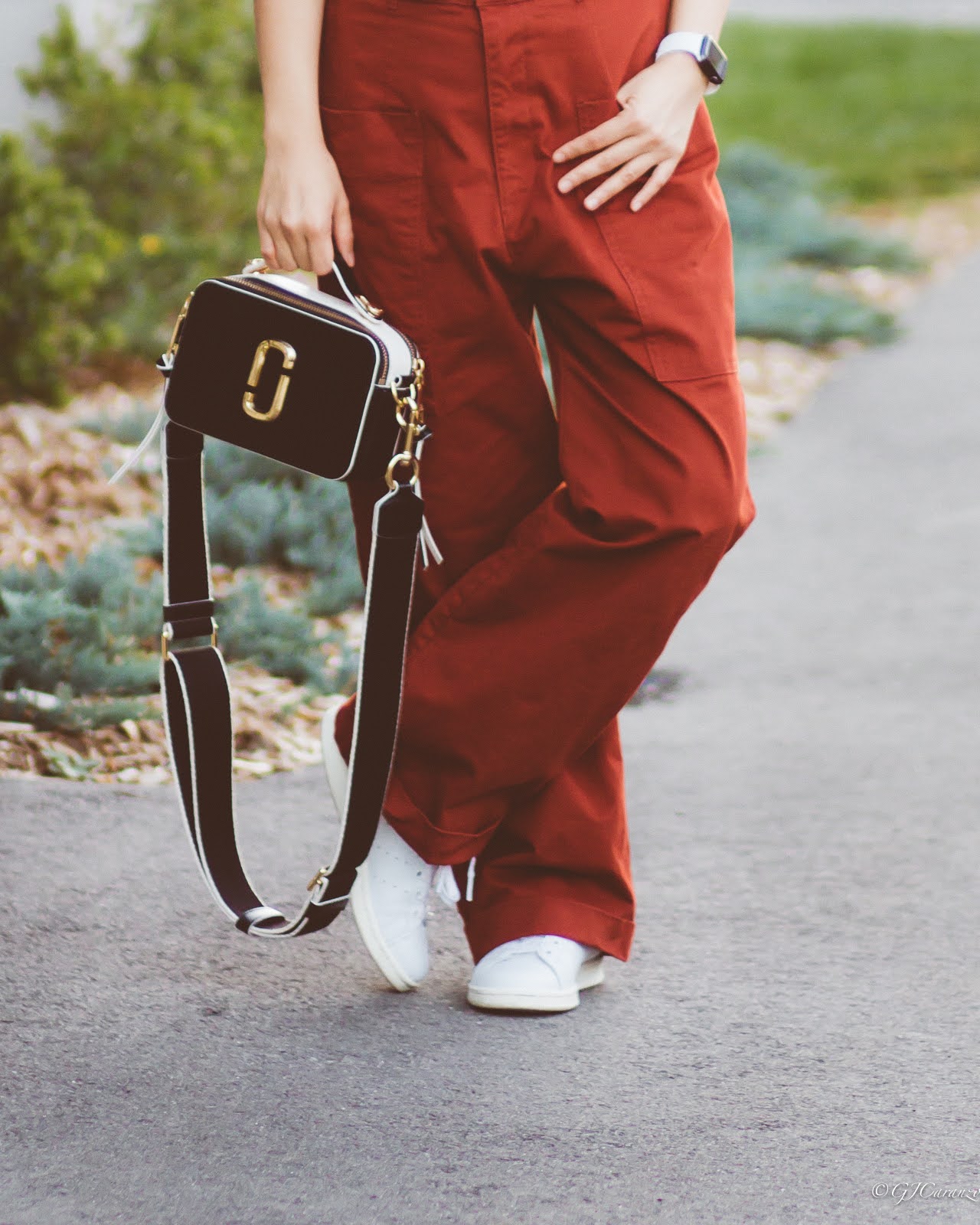 wide leg pants_knitted tshirt_marc jacobs sure shot bag_tory burch reversible belt_adidas stan smith_mom style_petite outfit_fall fashion