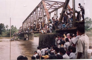 Kisah Pilu Pembantaian Sipil Tahun 1999 di Aceh http://infomasihariini.blogspot.com/2016/01/kisah-pilu-pembantaian-sipil-tahun-1999.html