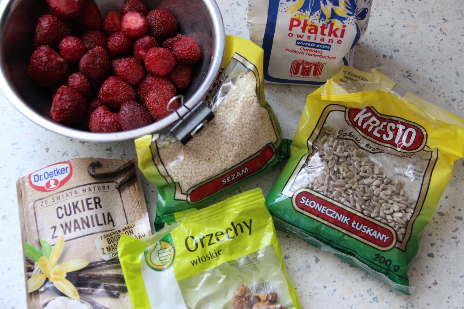 Domowa granola truskawkowa