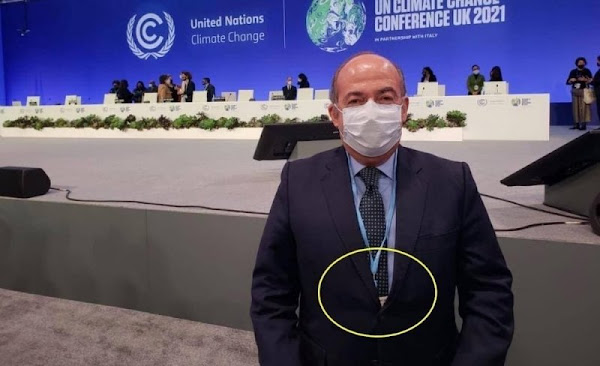 Critican al excelente Ex Presidente Calderón por esconder su gafete en la COP26