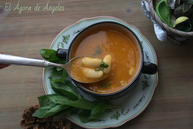 Sopa De Alubias, Tomate Y Albahaca