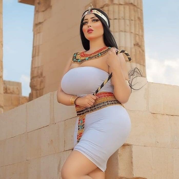 Photos of model Salma El-elshimy in the pyramids are causing a stir in Egyp...