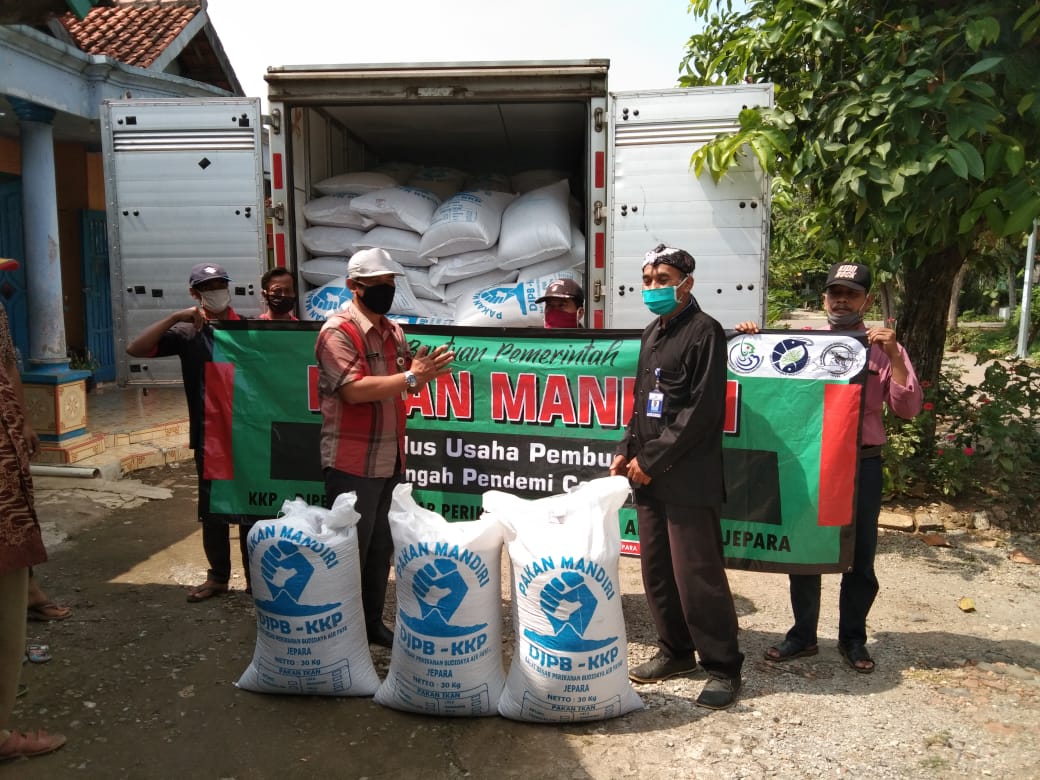Bagikan Pakan Ikan Mandiri, KKP Pastikan Pertumbuhan Ekonomi Pembudidaya