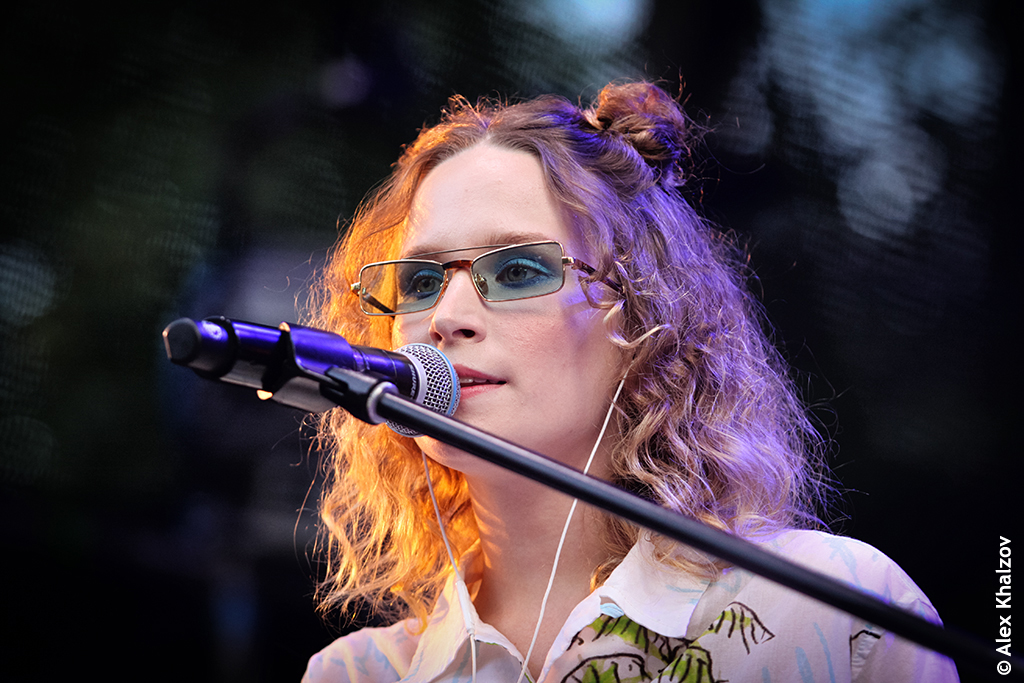 Лиза монеточка. Лиза монеточка. Mane. Монеточка певица 2022. Елизавета гырдымова.